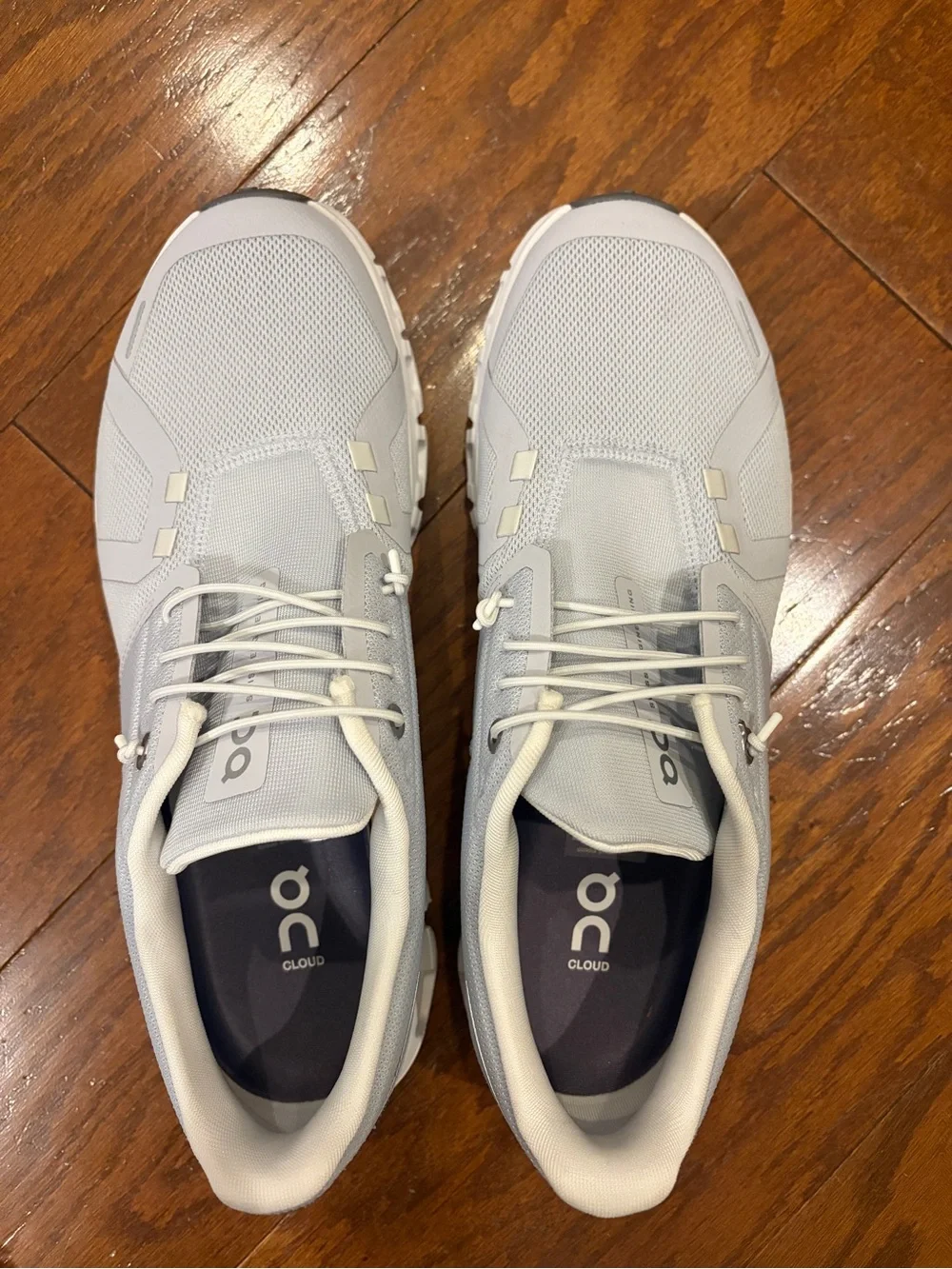 On Running Women’s Cloud 6 Sneakers in Glacier and White